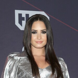Demi Lovato apostou em um look todo metálico para o iHeartRadio Music Awards, que aconteceu na Califórnia, Estados Unidos, na noite deste domingo, 5 de março de 2017 