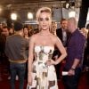 Katy Perry acabou cometendo uma gafe ao aparecer com os dentes sujos de quinoa no tapete vermelho do iHeartRadio Music Awards, que aconteceu na Califórnia, Estados Unidos, na noite deste domingo, 5 de março de 2017