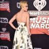 A cantora usou um longo branco com detalhes metálicos no iHeartRadio Music Awards, que aconteceu na Califórnia, Estados Unidos, na noite deste domingo, 5 de março de 2017