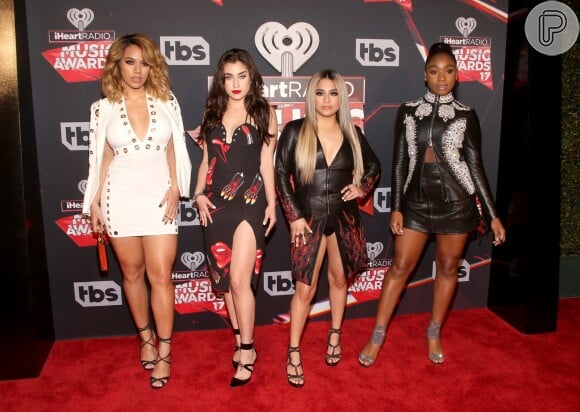 As meninas do Fifth Harmony arrasaram com vestidos bem justinhos no iHeartRadio Music Awards, que aconteceu na Califórnia, Estados Unidos, na noite deste domingo, 5 de março de 2017
