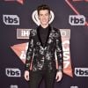 Shawn Mendes usou um blazer bordado no tapete vermelho do iHeartRadio Music Awards, que aconteceu na Califórnia, Estados Unidos, na noite deste domingo, 5 de março de 2017