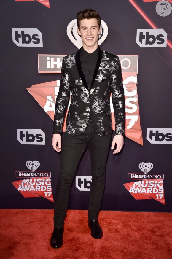 Shawn Mendes usou um blazer bordado no tapete vermelho do iHeartRadio Music Awards, que aconteceu na Califórnia, Estados Unidos, na noite deste domingo, 5 de março de 2017