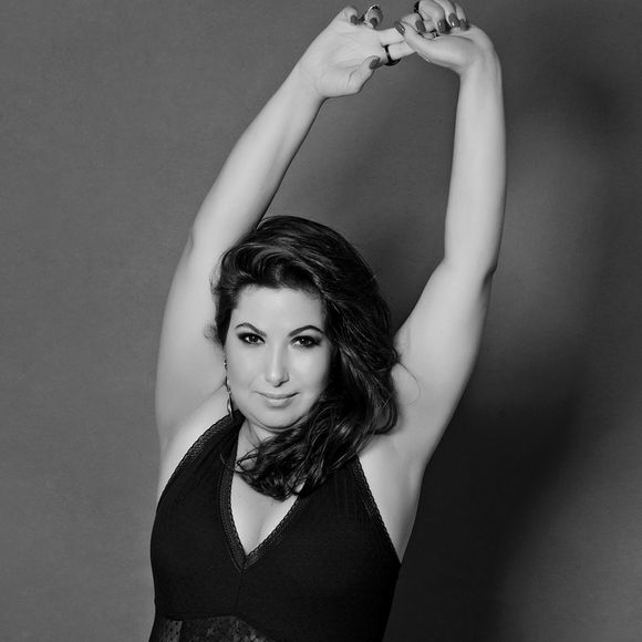 Na foto, Mariana Xavier posa com look sexy: 'Pode mulher gordinha fazendo ensaio sensual sim'