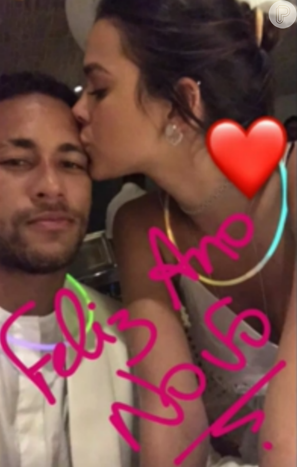 Bruna Marquezine se divertiu com namorado, Neymar, na casa dele em Barcelona