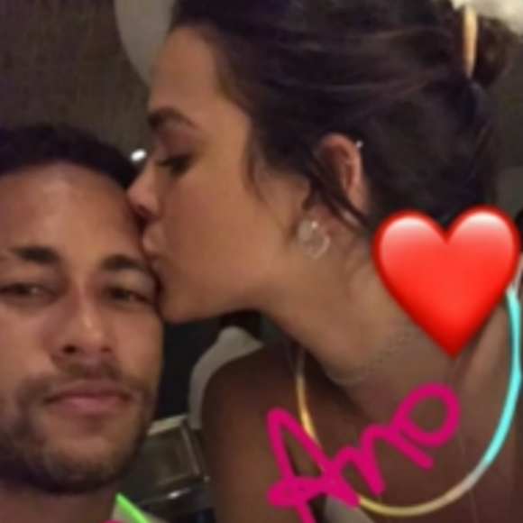 Bruna Marquezine se divertiu com namorado, Neymar, na casa dele em Barcelona