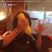Anitta sai da dieta após Carnaval e come hot dog com milk-shake: 'Férias'. Vídeo