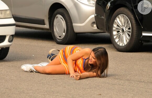Bruna Marquezine grava em uma rua do Recreio dos Bandeirantes, no Rio de Janeiro, as cenas do atropelamento de Luiza na novela 'Em Família'
