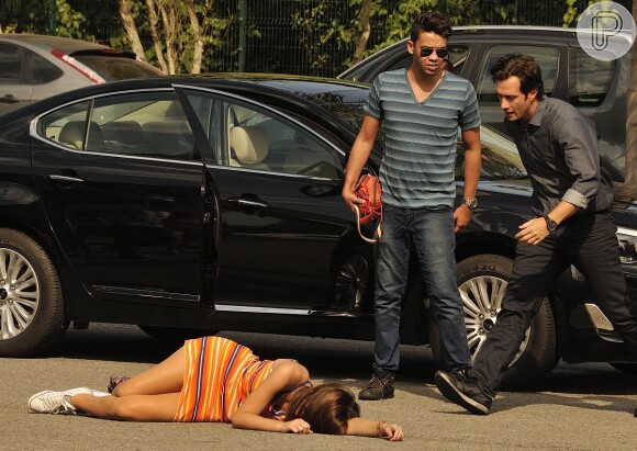 Laerte (Gabriel Braga Nunes) corre para socorrer Luiza (Bruna Marquezine) ao vê-la ser atropelada, na novela 'Em Família'