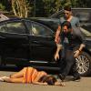 Após o atropelamento Luiza (Bruna Marquezine) é socorrida por Laerte (Gabriel Braga Nunes), que a leva para o hospital, em cena da novela 'Em Família'