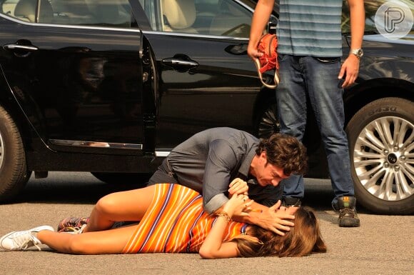 Laerte (Gabriel Braga Nunes) verifica se Luiza (Bruna Marquezine) está machucada após o atropelamento, na novela 'Em Família'