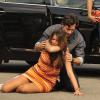 Luiza (Bruna Marquezine) é atropelada depois de saltar do carro de Laerte (Gabriel Braga Nunes) ainda em movimento e o flautista a leva para o hospital, na novela 'Em Família'