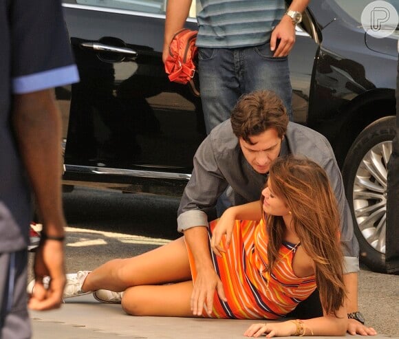 Laerte (Gabriel Braga Nunes) se preocupa com o estado de Luiza (Bruna Marquezine) após o atropelamento, na novela 'Em Família'