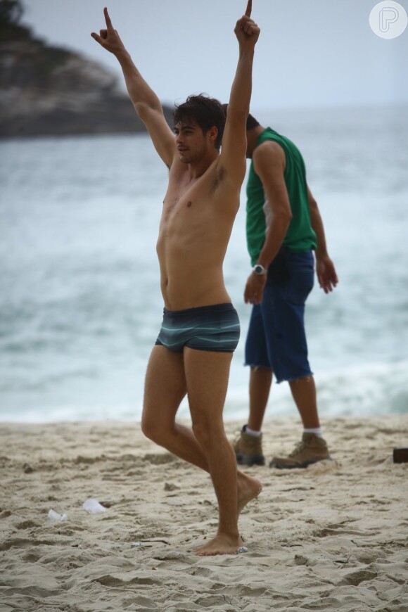 Vitti chamou atenção com uma sunga listrada durante gravação na Praia do Abricó