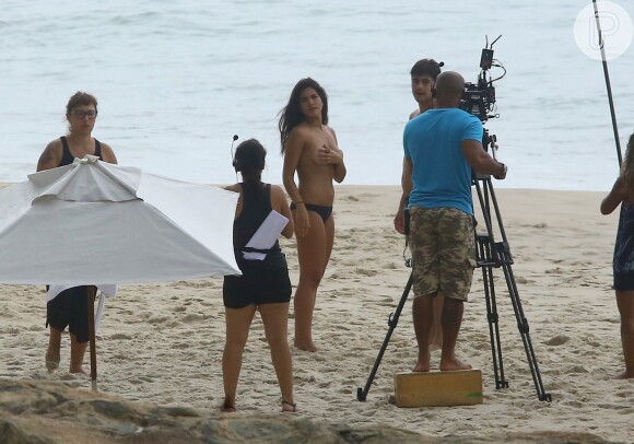 Antonia Morais gravou cenas simulando topless para 'Rock Story', na Praia do Abricó, zona oeste do Rio, em 6 de março de 2017