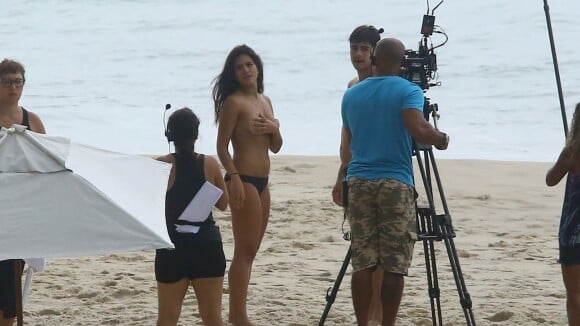 Antonia Morais usa truque para gravar cenas de topless em 'Rock Story'. Fotos!