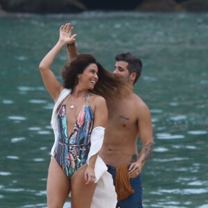 Giovanna Antonelli e Bruno Gagliasso dançam na praia do Grumari ao gravar 'Sol Nascente'