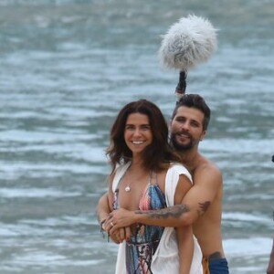 Giovanna Antonelli e Bruno Gagliasso se divertem ao notar paparazzo durante gravação de 'Sol Nascente'