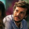 Renato (Jayme Matarazzo) se irrita por Nanda (Amanda de Godoi) torcer por Rômulo (Juliano Laham), na novela 'Malhação: Pro Dia Nascer Feliz'