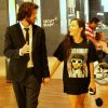 Mayla foi clicada de mãos dadas com o empresário Diego Aguiar durante passeio no shopping na noite desta segunda-feira, 6 de março de 2017