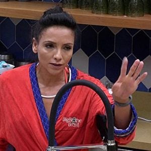 No 'Big Brother Brasil 17', Rômulo insistiu e Marinalva entregou volta de Emilly ao jogo: '5 quartos'