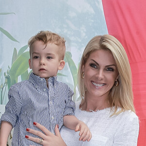 'Hoje meu menino completa 3 aninhos. Meu filho querido a mamãe te ama muito', escreveu Ana Hickmann, mãe do pequeno Alexandre Jr., no Instagram