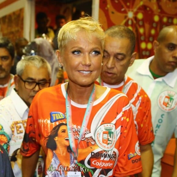 Xuxa Meneghel foi escoltada para concetração da Acadêmicos do Grande Rio na Marquês de Sapucaí