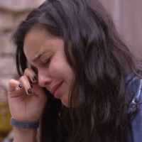 'BBB17': Emilly e Marcos têm nova DR, emparedada chora e Vivian ouve. 'Apegada'