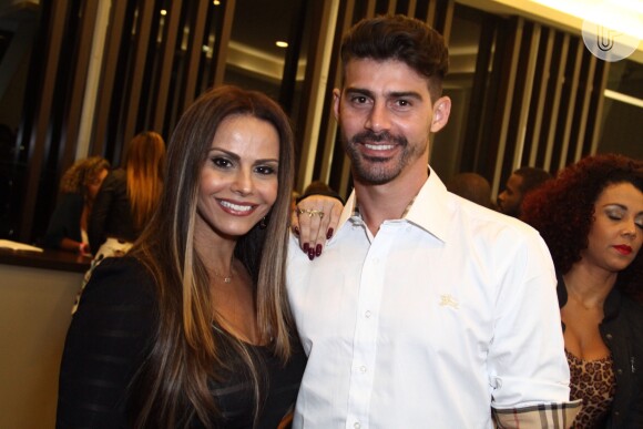 O jogador de futebol revelou que sofreu preconceito no futebol por causa do namoro com Viviane Aráujo em entrevista ao programa "Gugu", da Record