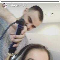 Deborah Secco filma filha, Maria Flor, tentando escovar o cabelo: 'Se arrumando'