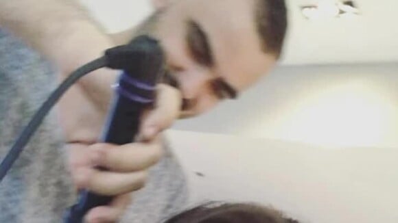 Deborah Secco filmou a filha, Maria Flor, tentando escovar o cabelo e postou vídeo no Instagram nesta terça-feira, 7 de março de 2017