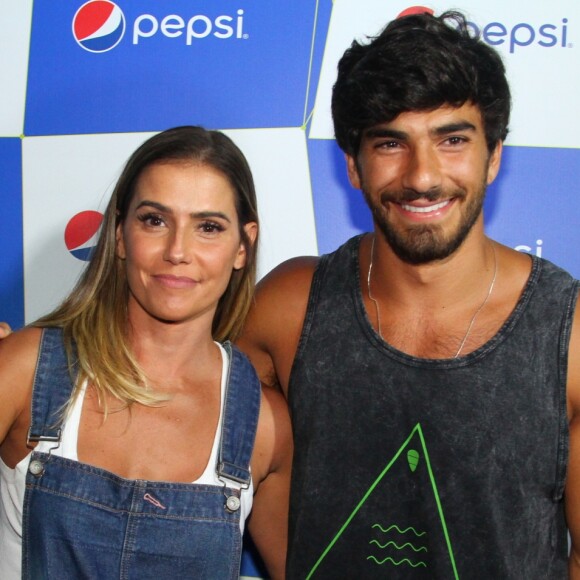 Casada com Hugo Moura, Deborah Secco e o ator educam a filha, Maria Flor, com igualdade