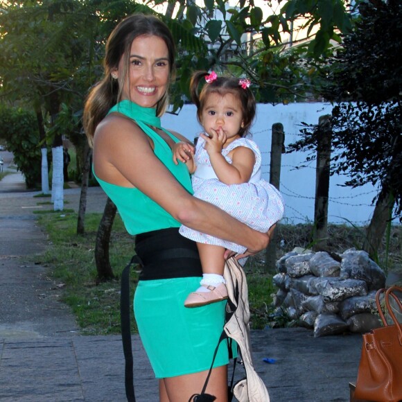 Deborah Secco postou vídeo da filha, Maria Flor, esbanjando fofura no Instagram