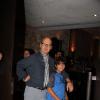 Michael Keaton, ator do remake Robocop, posa com filho do cineasta brasileiro, José Padilha, diretor do longa