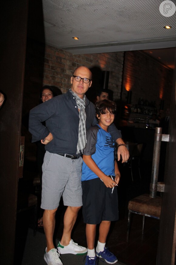 Michael Keaton, ator do remake Robocop, posa com filho do cineasta brasileiro, José Padilha, diretor do longa
