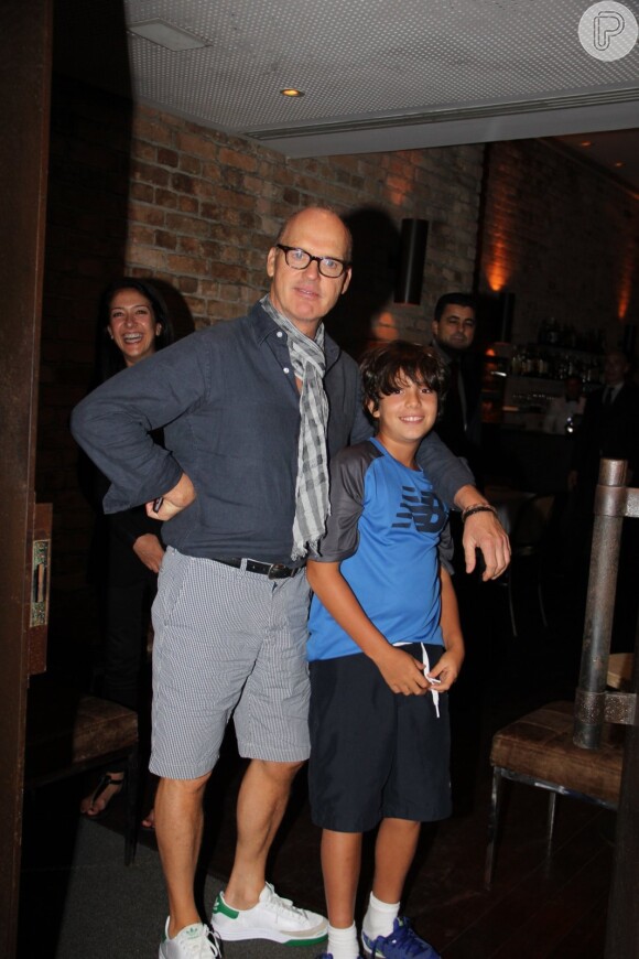 Michael Keaton visita o Rio e posa com filho do cineasta brasileiro, José Padilha