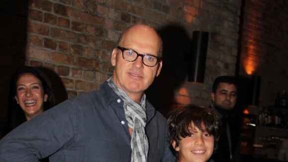 Michael Keaton, de 'Robocop', é clicado em restaurante em Ipanema, no Rio