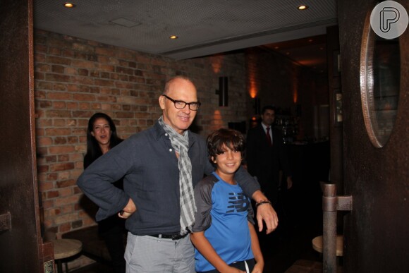Michael Keaton deixa restaurante no Rio acompanhado do filho de José Padilha, diretor de Robocop; remake traz Keaton como vilão