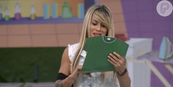 Vanessa escolhe a camiseta verde com o 'Poder do Não'