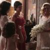 Iolanda (Carolina Dieckmann) se apronta para o casamento com Mundo (Domingos Montagner) ao lado de Amélia (Bianca Bin) e Gaia (Ana Cecília Costa) em 'Joia Rara'