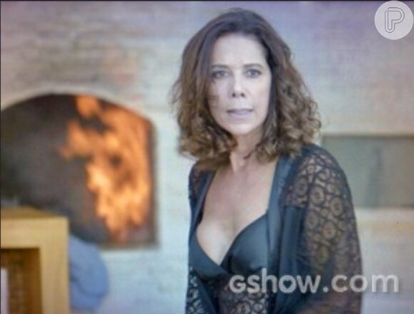 Branca (Ângela Vieira) faz uma fogueira com as roupas de Ricardo (Herson Capri) quando o marido avisa que vai sair de casa, na novela 'Em Família', em 19 de fevereiro de 2014