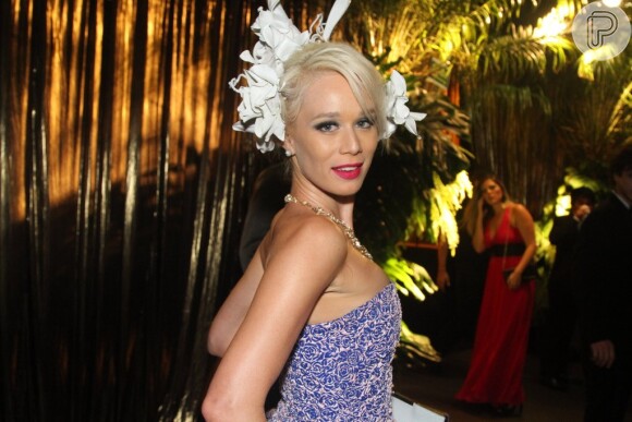 Mariana Ximenes veste Dior e compõe look com flor na cabeça em Baile pré-carnavalesco da Vogue