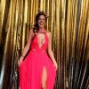 Alessandra Ambrósio vai de vestidão decotado ao evento de gala da Vogue em São Paulo