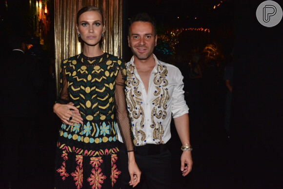 Bárbara Paz e famosas vão ao baile de carnaval da Vogue; evento de gala contou com convidados Vips em hotel de São Paulo