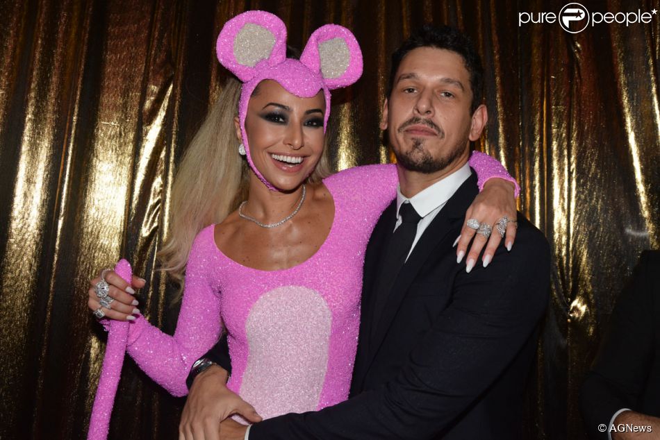 Sabrina Sato vai ao baile da Vogue com o namorado, João Vicente de Castro, no Hotel Unique, em São Paulo, em 20 de fevereiro de 2014