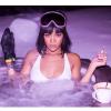 A artista ainda tirou fotos segurando um cigarro durante a comemoração do seu aniversário. Rihanna escolheu uma cabana em Aspen para passar a data com amigos e a família