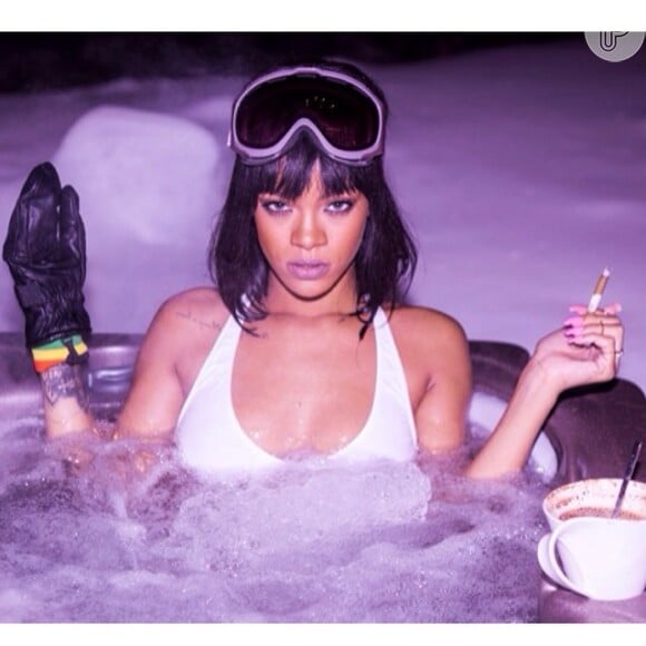 A artista ainda tirou fotos segurando um cigarro durante a comemoração do seu aniversário. Rihanna escolheu uma cabana em Aspen para passar a data com amigos e a família