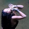 Rihanna fumou maconha enquanto se refrescava em uma cachoeira na zona sul do Rio de Janeiro, quando esteve no país em janeiro