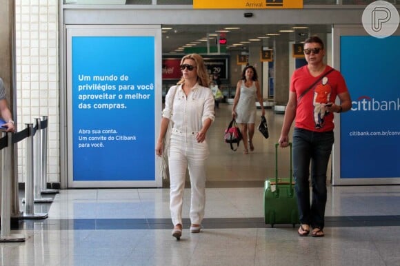 Carolina Dieckmann vai a aeroporto de Congonhas, em São Paulo; atriz de 'Joia Rara' esteve acompanhada do promoter David Brazil