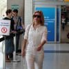 Carolina Dieckmann aposta em macacão branco de tecido leve para fugir do calor; atriz esteve no aeroporto de Congonhas em São Paulo