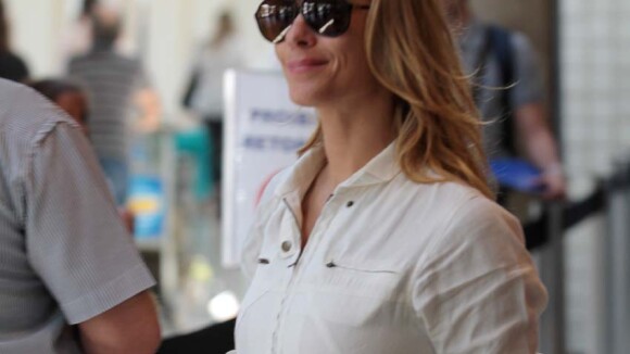 Vestindo macacão branco, Carolina Dieckmann é tietada por fãs em aeroporto em SP